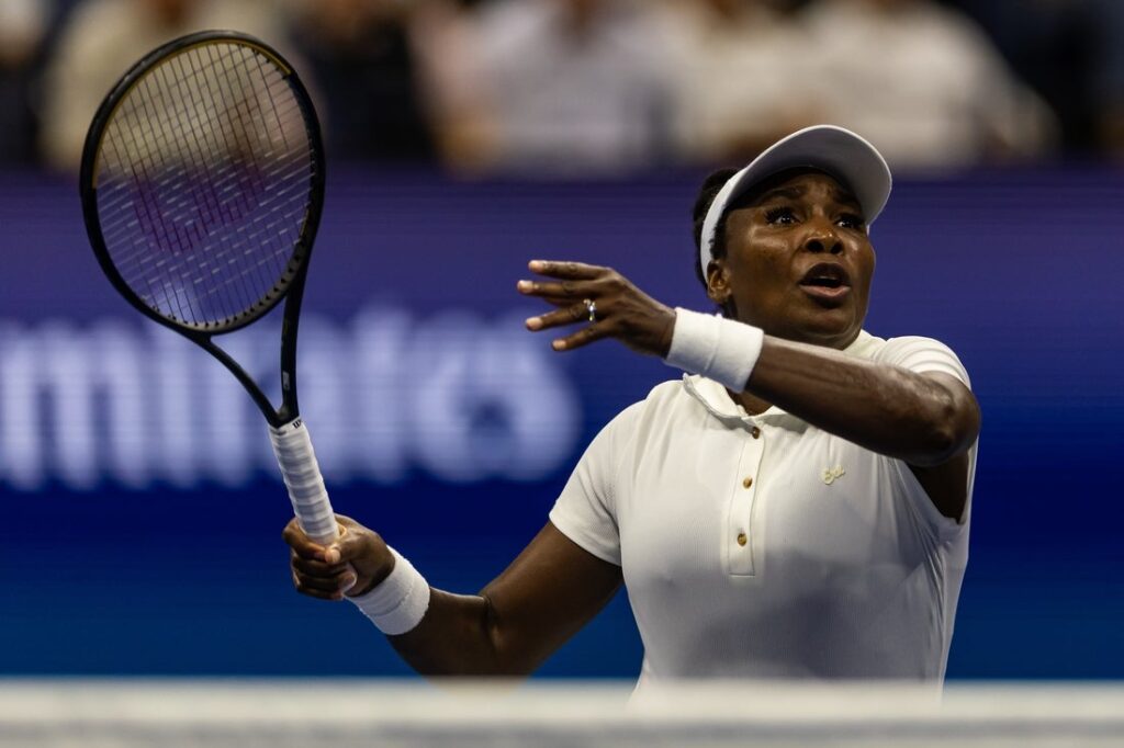 26927506-1024x682 Serena Williams pays tribute to big sister Venus