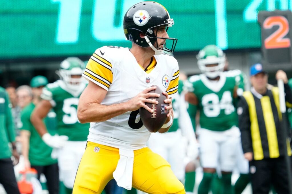 27028015-1024x682 NFL roundup: Aaron Rodgers’ 4 TDs lead Steelers past Jets