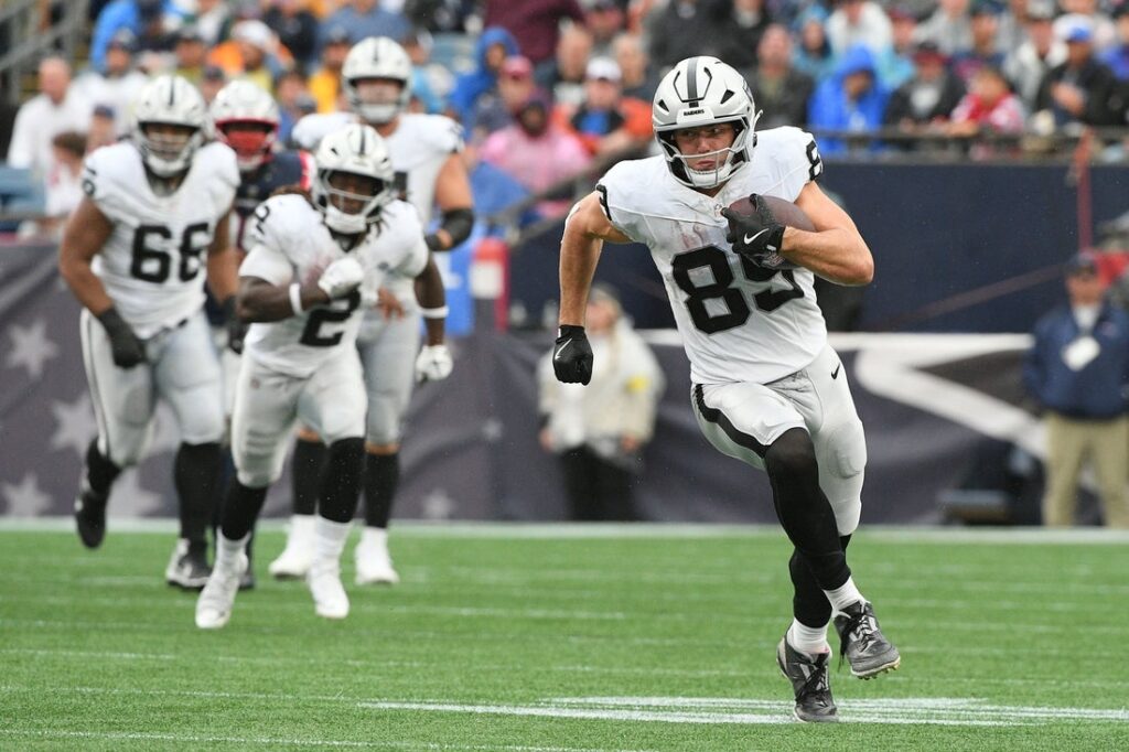 27029563-1024x682 Raiders TE Brock Bowers ‘OK’ after being hit on knee