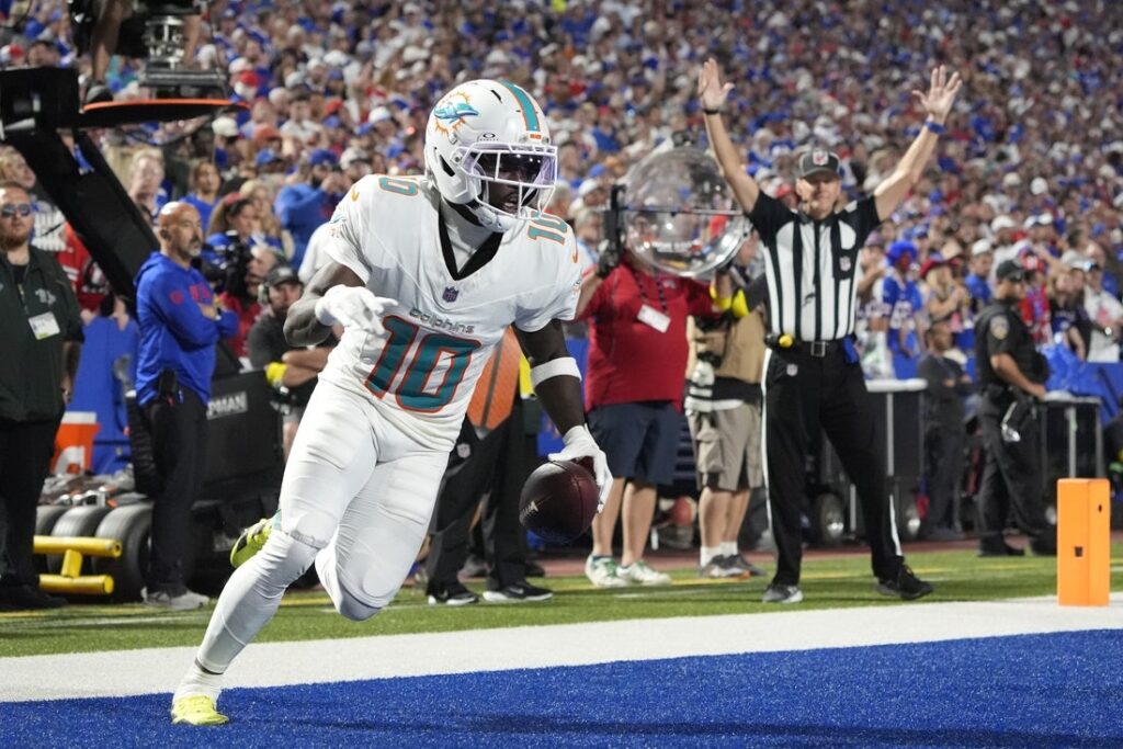 27113765-1024x683 Dolphins’ Tyreek Hill (personal reasons) misses practice, still expected for Jets game