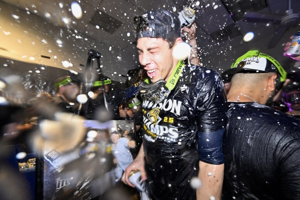 27140860-1024x683 MLB roundup: Despite loss, Brewers rewarded with NL Central crown