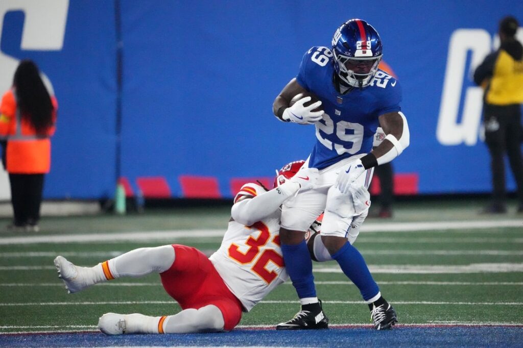 27141938-1024x682 Giants RB Tyrone Tracy exits with right arm injury