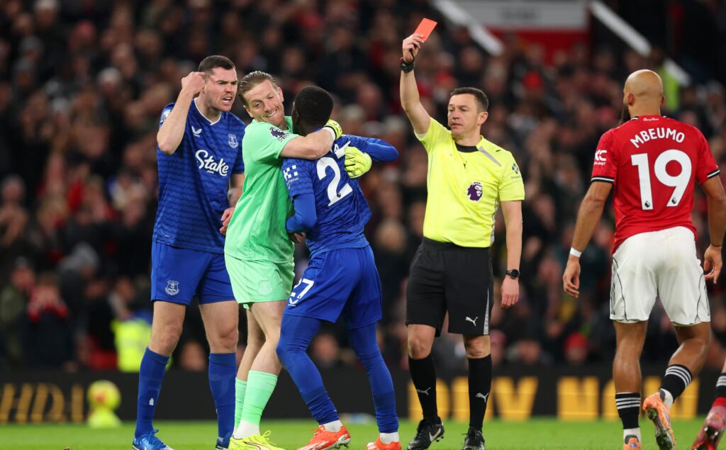 idrissa-gana-gueye-of-everton-is-shown-a-red-card-by-referee-GVYN7E3WPZCOFDIGO4NC3OOKBE-1024x635 Idrissa Gana Gueye sent off after bizarre slap on Everton teammate