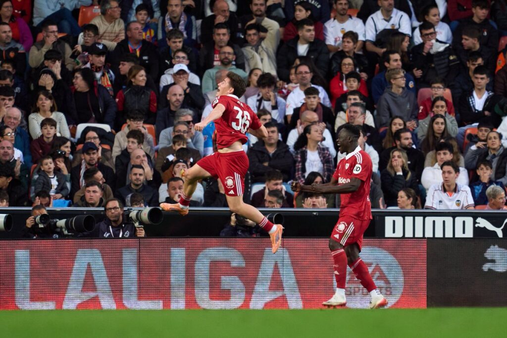 G7lQZrhbIAAYwpf-1024x683 Late goal secures Valencia a point in thrilling Sevilla clash