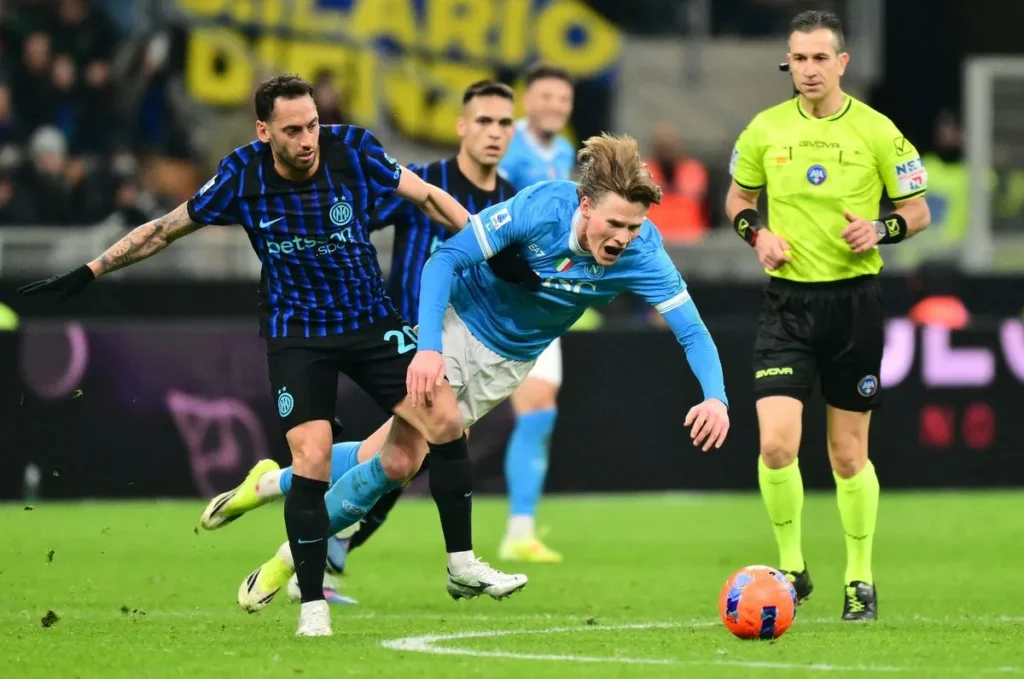 0_TOPSHOT-FBL-ITA-SERIEA-INTER-NAPOLI-1024x679 Napoli salvage point at Inter thanks to McTominay double