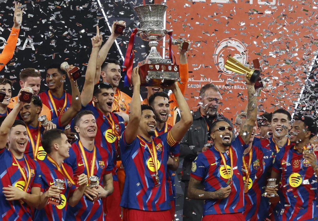 2026-01-11T212610Z_1548853896_UP1EM1B1NJLL4_RTRMADP_3_SOCCER-SPAIN-BAR-RMA-1024x713 Raphinha lauded by Barcelona boss Hansi Flick following Super Cup win