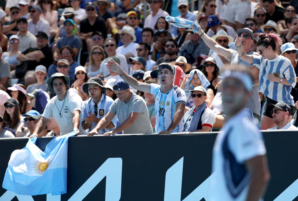 5BMZK6XFFBIPTDS3Z4OQ2MVCDQ-1024x691 Record crowd packs Australian Open, leaving spectators frustrated