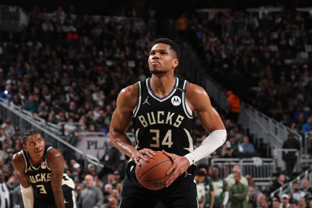 Giannis-2-1024x683 Giannis’ late dunk powers Bucks past Hornets; thunder rout warriors