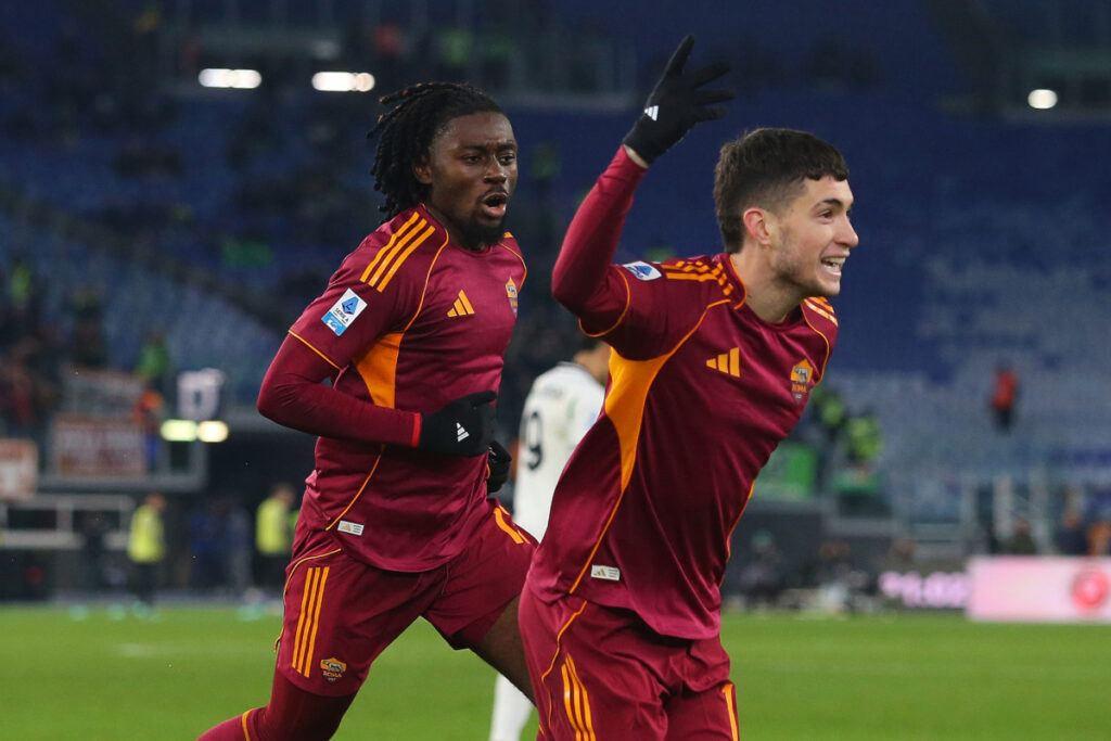 Matias-Soule-Manu-Kone-celebrate-1024x683 Roma Narrow Serie A Leaders’ Lead with Late Rally Against Sassuolo