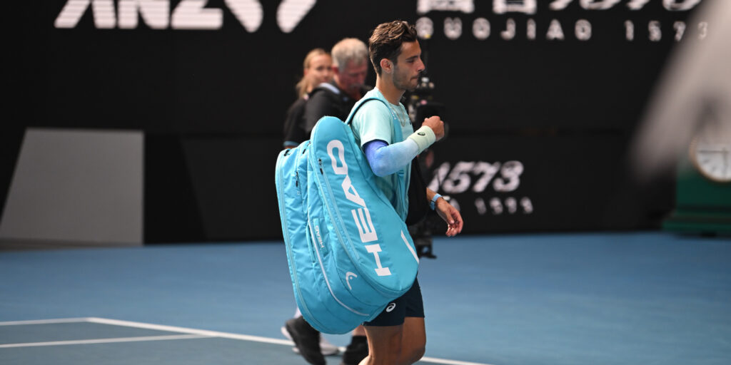 lorenzo-musetti-walksoffthefield-2601-g-2000-1024x512 Djokovic reaches Australian Open semi-finals after Musetti retires injured