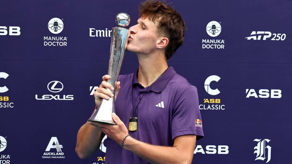 mensik-auckland-2026-trophy-shot-1024x576 Mensik ends Baez’s winning streak with Auckland victory