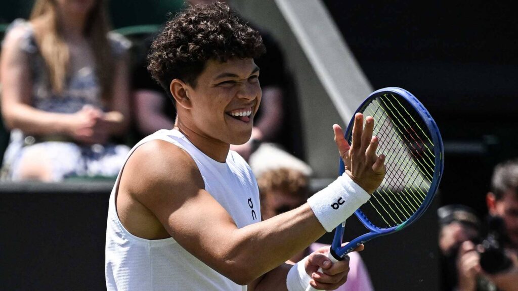 shelton-wimbledon-2025-friday-1024x576 Ben Shelton overcomes Ugo Humbert in testing Australian Open first-round encounter