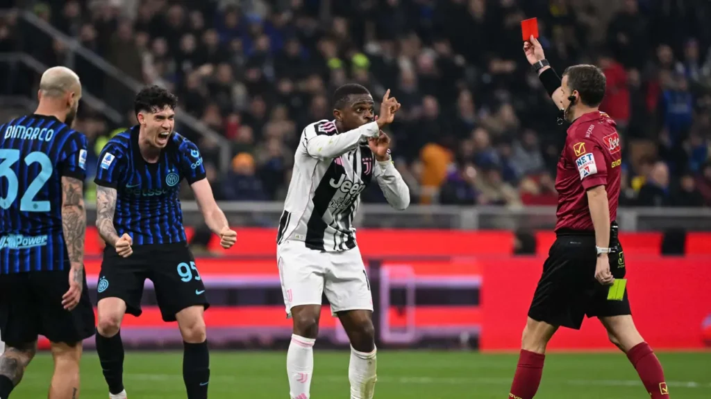 l-arbitro-federico-la-penna-mostra-il-rosso-a-pierre-kalulu-1024x576 Referee row sees Juventus directors suspended after Pierre Kalulu red card