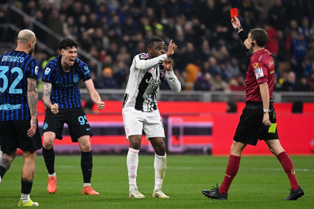 l-arbitro-federico-la-penna-mostra-il-rosso-a-pierre-kalulu-1024x683 Serie A referee designator admits Pierre Kalulu red card for Juventus was “clearly wrong”