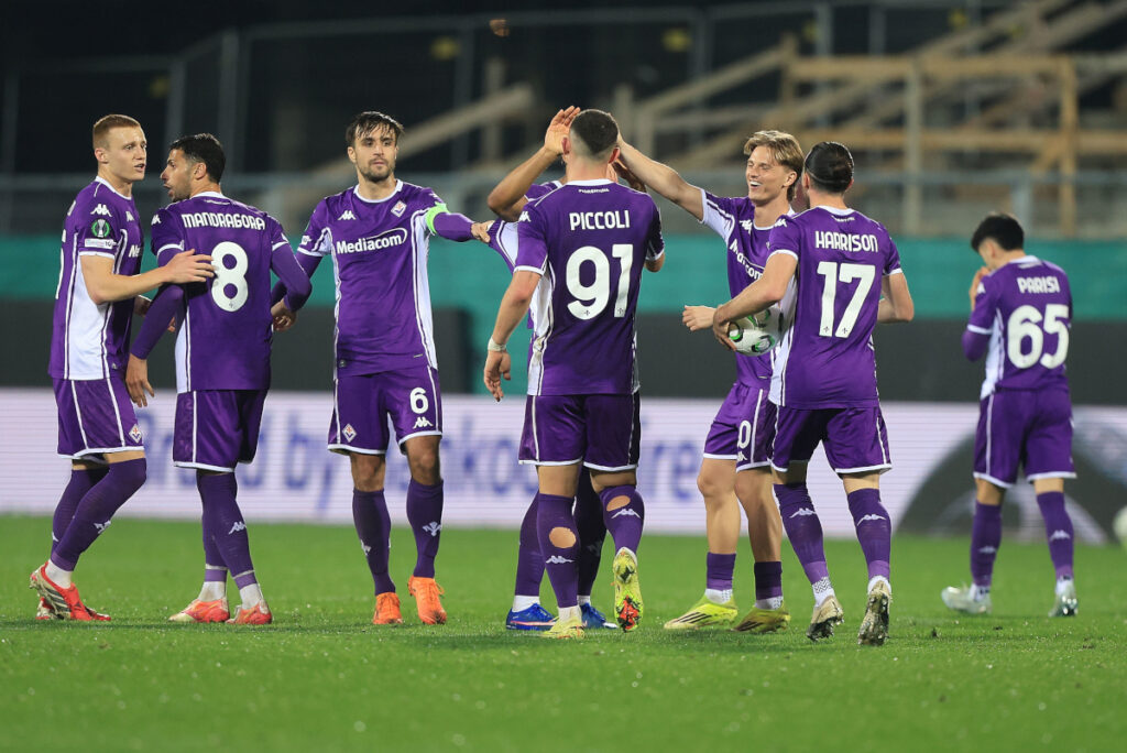 Fiorentina-celebrate-1024x684 Late Gudmundsson penalty gives Fiorentina narrow win over Raków in Europa Conference League last-16 first leg