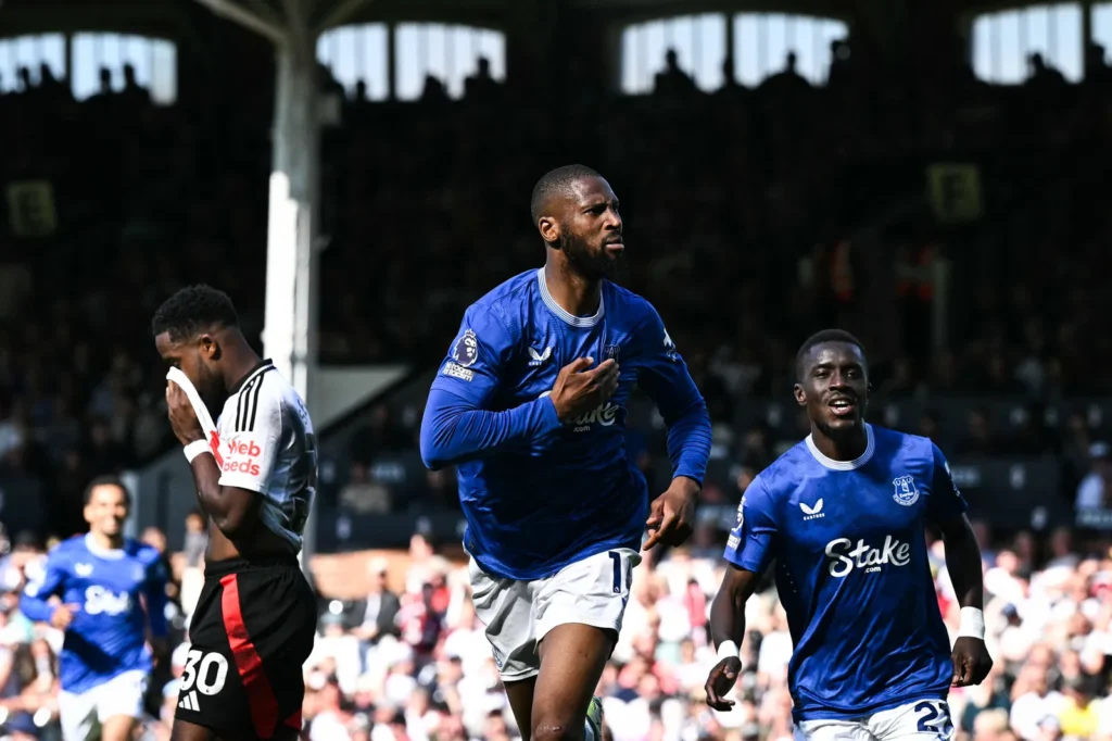 Leeds-United-target-Beto-hits-Everton-badge-after-scoring-scaled-1-1024x682 Beto scores twice as Everton thrash Chelsea to boost European hopes