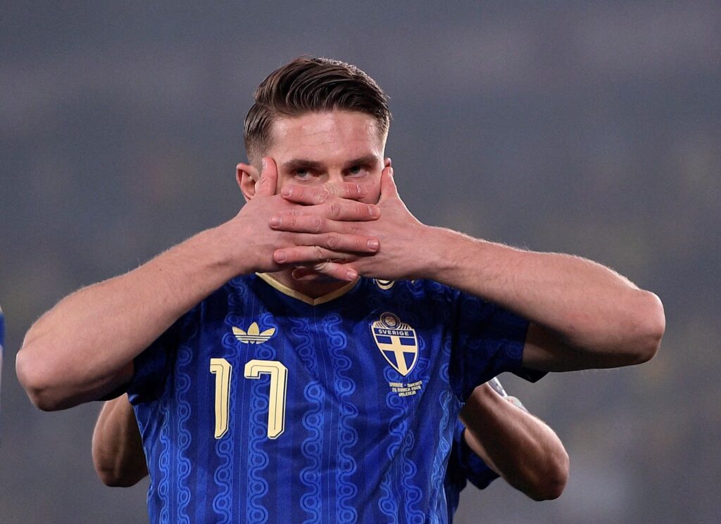 ORJP3I3R5NMNDKM2FIX4CAVA5I-1024x745 Swedish Arsenal striker trademarks iconic goal mask celebration