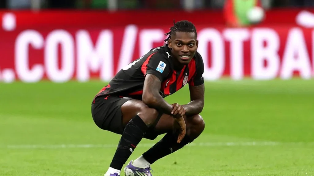 la-gazzetta-dello-sport-tier-3-ac-milan-open-to-swap-deal-v0-_SceaqYi07804le-arU1VUqcaD3AmnI3jyyBWhmr7nY-1024x576 Leão for Zirkzee: The Swap Deal That Could Benefit Milan and Man Utd