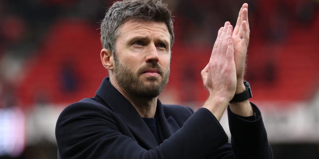 manchester-united-manager-michael-carrick-applauds-the-supporters-1024x512 Michael Carrick questions referee after Lisandro Martinez sent off